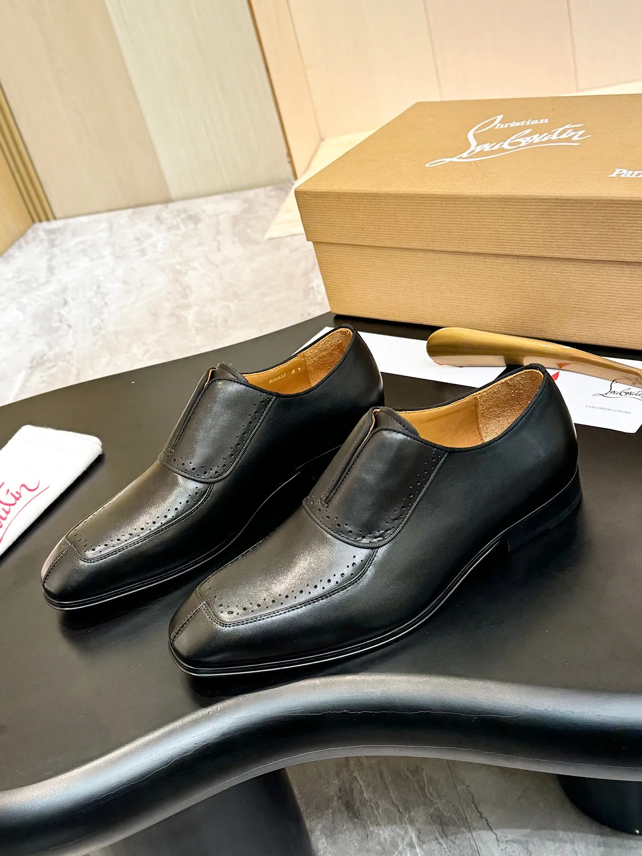 [CL red sole shoes] Top P: 1020💰 Size 39-44 (⚠️38.45.46.47 custom-made, non-returnable and non-exchangeable) 🆑High-end men's business formal leather shoes, original authentic top quality goods ••✅💯 Top original order purchasing agent! Original imported patterned cowhide ➕Imported cowhide lining ➕Cowhide feet ➕Original leather outsole~🉑️Feel free to compare the authentic ones!